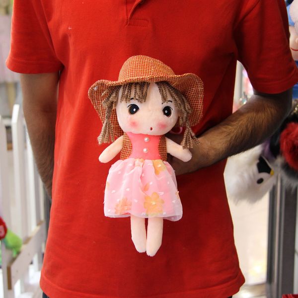 عروسک طرح دختر کلاه انگلیسی کد 60 ارتفاع 28 سانتی متر 