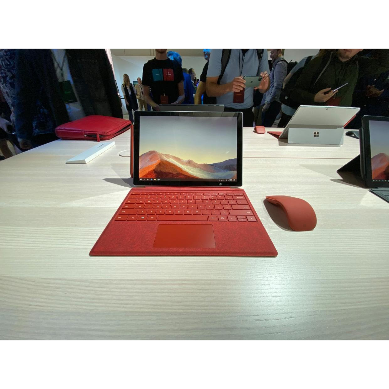 تبلت مایکروسافت مدل Surface Pro 7 - A به همراه کیبورد Black Type Cover