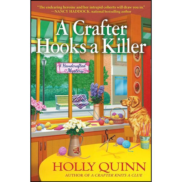 کتاب A Crafter Hooks a Killer اثر Holly Quinn انتشارات Crooked Lane Books