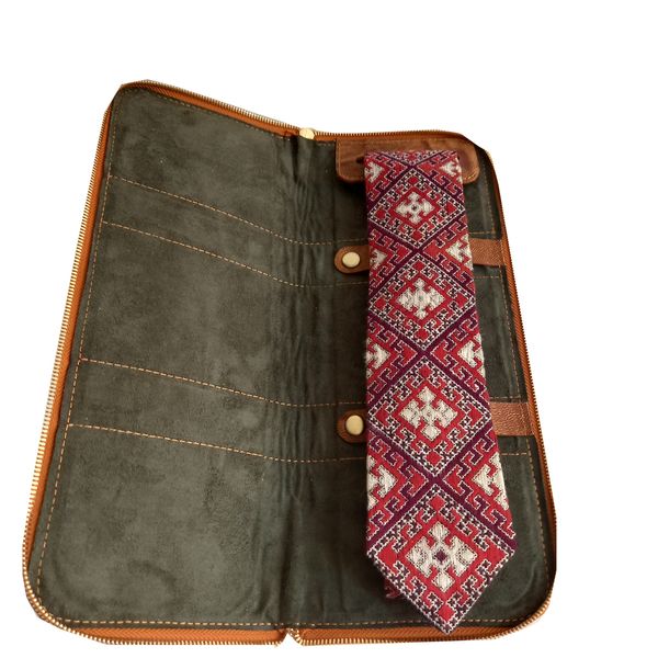 کراوات دست دوز بلوچی مدل O1 به همراه کیف