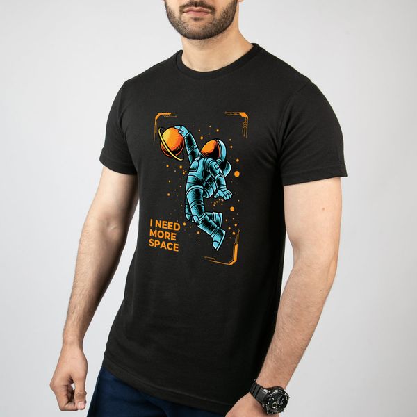 تی شرت آستین کوتاه مردانه مدل طرح فضانورد مدل I need more space کد DS001