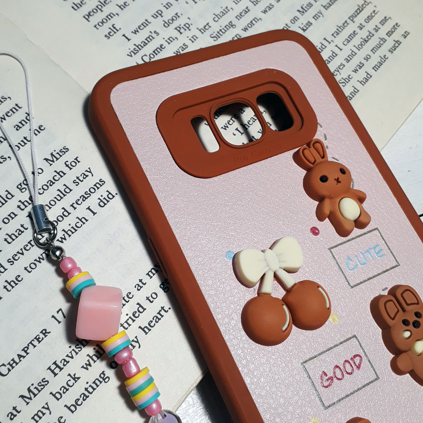 کاور مدل برجسته طرح شکلات کد A10762 مناسب برای گوشی موبایل سامسونگ Galaxy S8 Plus به همراه بند آویز