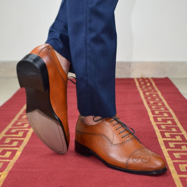 کفش مردانه کرمانی مدل چرم دستدوز طبیعی کد 1073 رنگ عسلی