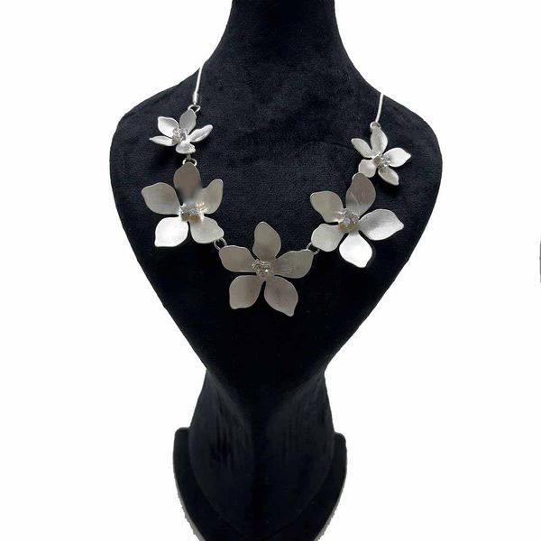 گردنبند زنانه پارفوا مدل گل بهارنارنج