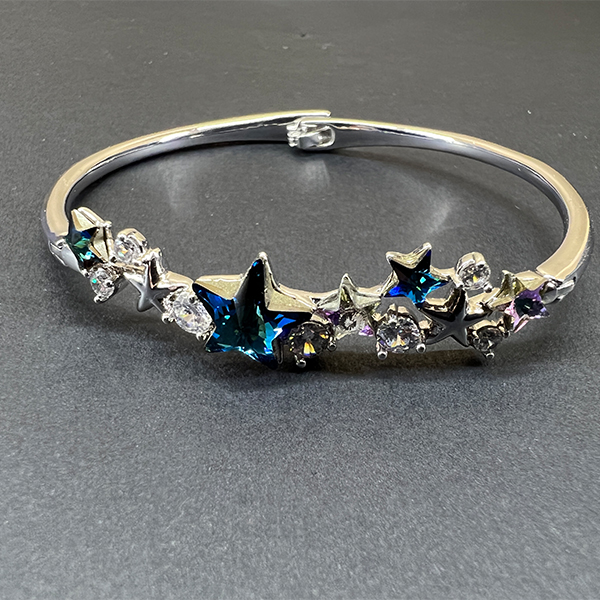 دستبند زنانه سواروسکی مدل ستاره خاص کد 6989