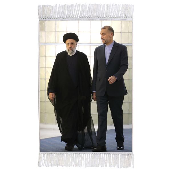 فرش ماشینی دیوارکوب طرح وزیر خارجه امیرعبداللهیان و شهید رئیس جمهور آیت الله رئیسی مدل T8152