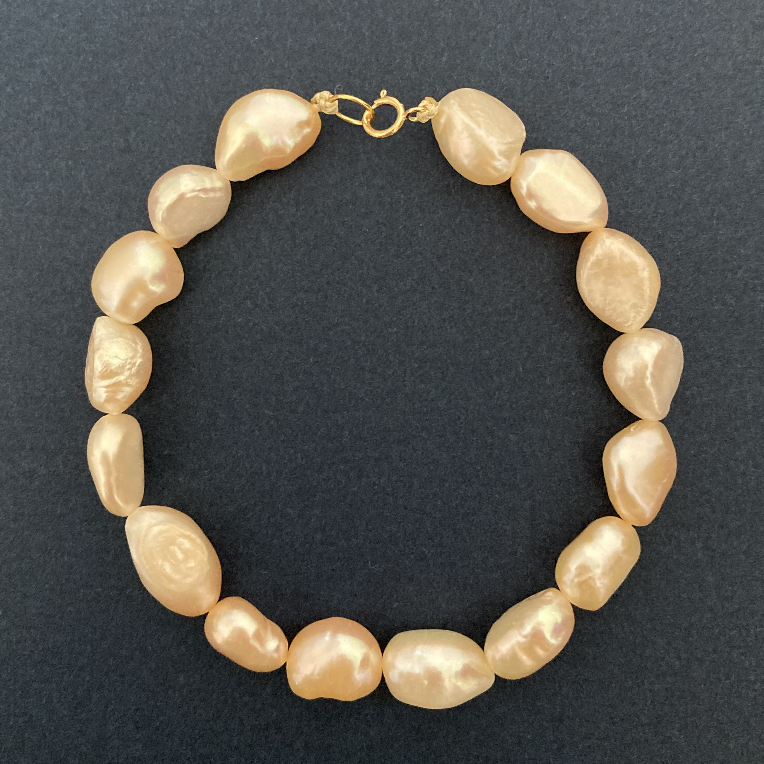 دستبند طلا 18 عیار زنانه الماسین آذر طرح مروارید کد Baroqgol20cm