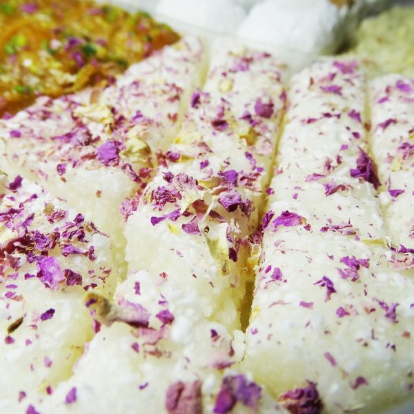 شیرینی مخلوط قطاب و باقلوا سنتی یزد - 700 گرم