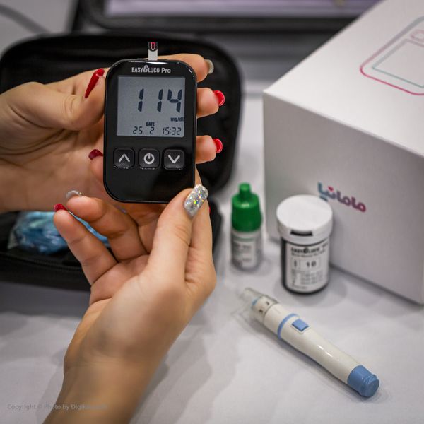 دستگاه تست قند خون مامانیا مدل EasyGluco Pro به همراه نوار تست قند خون بسته 50 عددی و سوزن بسته 50 عددی